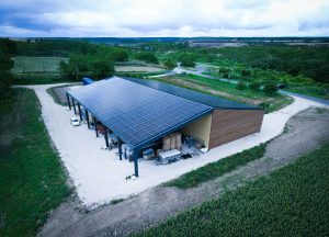 Hangars agricoles photovoltaïques avec batterie de stockage : est-ce rentable en 2026 ?